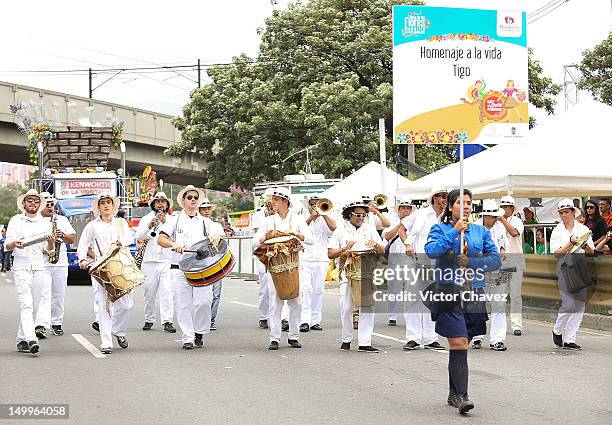 Walking performers attend the traditional 55th Desfile de Silleteros during the Feria De Flores 2012 at Guayaquil Bridge on August 7, 2012 in...