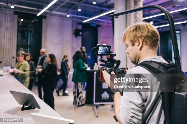 ricodifica di videografi professionisti alla conferenza tech. - cameraman foto e immagini stock