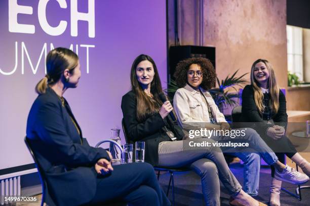 groupe de femmes d’affaires multiethniques faisant une grande table ronde sur scène. - débat photos et images de collection