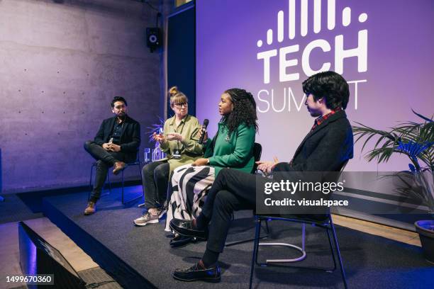 multiethnische gruppe von start-up-kollegen, die eine podiumsdiskussion auf der konferenz haben. - podiumsdiskussion stock-fotos und bilder