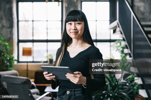 empresario japonés revisa su tableta digital en la oficina - gestor de proyectos fotografías e imágenes de stock