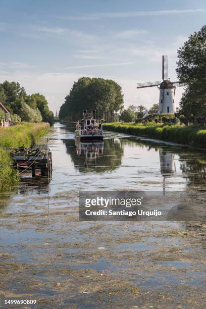 tourboat in damse vaart canal - west vlaanderen stockfoto's en -beelden