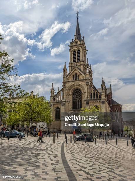 church of saint-gilles in parvis square - brussels square stock pictures, royalty-free photos & images