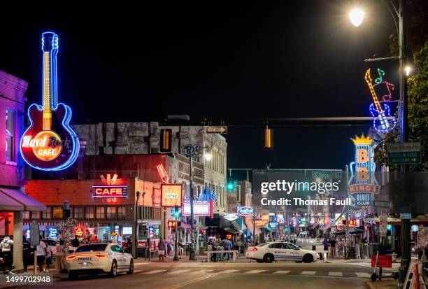 police cars on beale street at night, memphis - memphis tennessee stockfoto's en -beelden