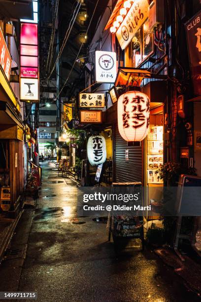 the back streets of tokyo at night - tokyo japan night alley stock pictures, royalty-free photos & images