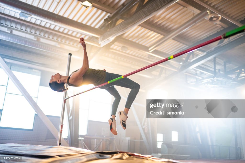 Mujer atleta haciendo salto de altura