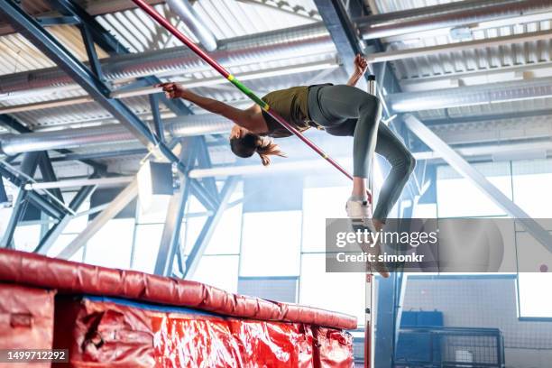 sportlerin beim hochsprung - hochsprung stock-fotos und bilder