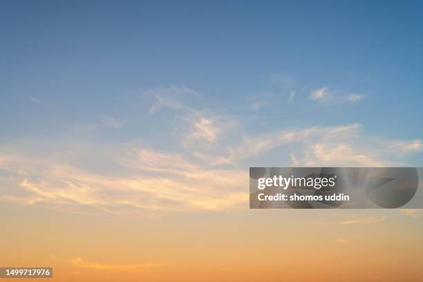 wispy clouds sky at sunset - el cielo fotografías e imágenes de stock
