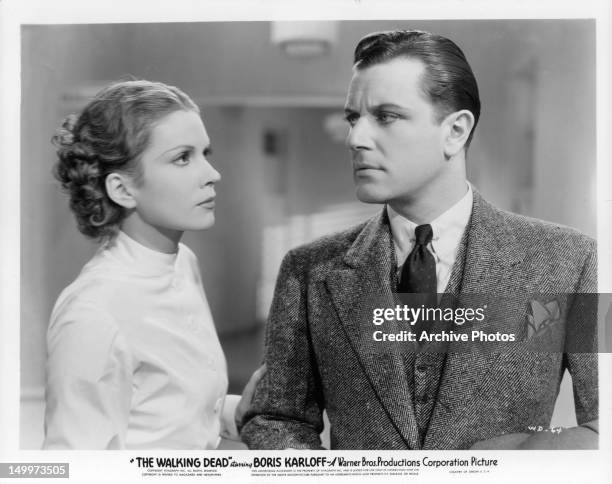 Marguerite Churchill grabbing Warren Hull in a scene from the film 'The Walking Dead', 1936.