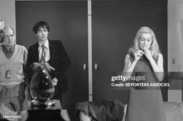 Catherine Deneuve et Pierre Clémenti en compagnie du réalisateur Luis Bunuel sur le tournage du film 'Belle de Jour' le 10 novembre 1966, France