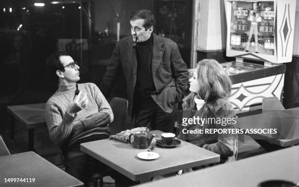 Le réalisateur Bertrand Blier, Bruno Cremer et Patricia Scott lors du tournage du film 'Si j'étais un espion' à Paris le 14 décember 1966, France