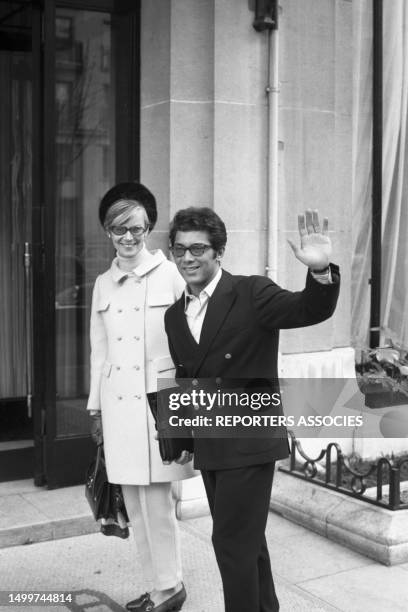 Paul Anka et sa femme Anne De Zogheb devant l'Hotel du Plaza Athénée avenue Montaigne à Paris le 17 février 1967, France