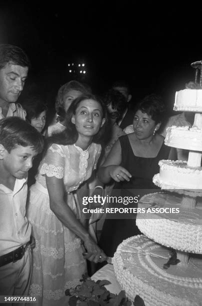 Yael Dayan coupe le gateau de son mariage à Tel-Aviv le 22 juillet 1967, Israël