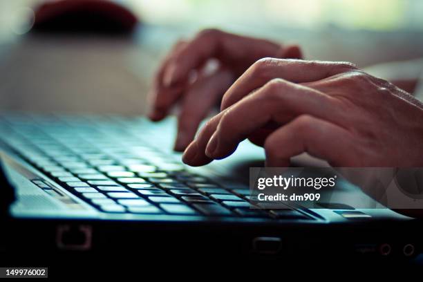 hands - teclado de computador fotografías e imágenes de stock