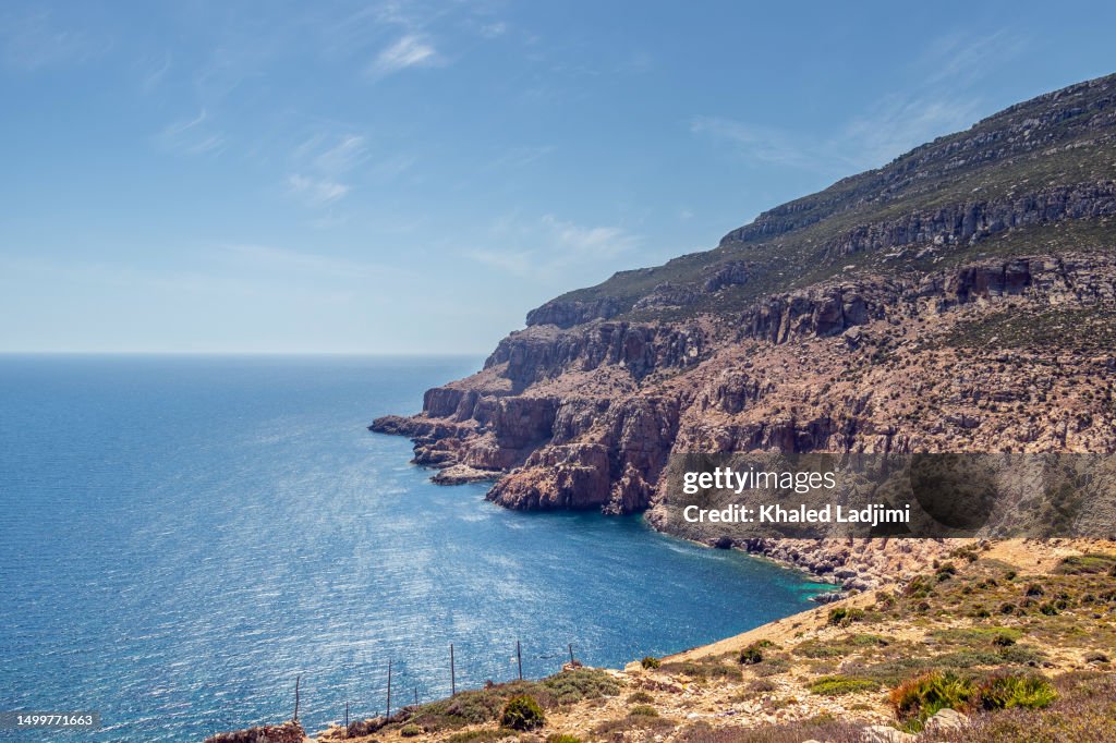 Impresionante vista del acantilado con el océano en el horizonte en El Haouaria, Túnez. África del Norte