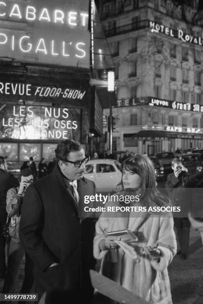 Marisa Mell et Frank Wolff lors du tournage du film 'Pas folles, les mignonnes' réalisé par Luigi Zampa Place Pigalle à Paris le 24 février 1967,...