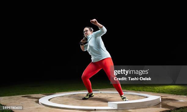 female athlete throwing shot put ball - shot putt stockfoto's en -beelden