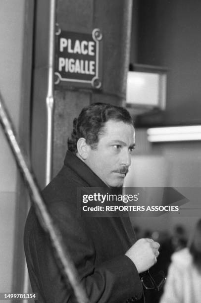 Frank Wolff lors du tournage du film 'Pas folles, les mignonnes' réalisé par Luigi Zampa Place Pigalle à Paris le 24 février 1967, France