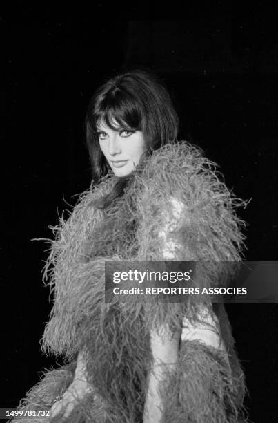 Marisa Mell lors du tournage du film 'Pas folles, les mignonnes' réalisé par Luigi Zampa Place Pigalle à Paris le 24 février 1967, France