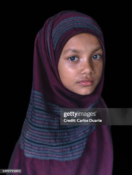 portrait of south asian girl dressed with a typical scarf. - veil imagens e fotografias de stock