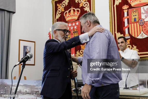 The outgoing mayor of Rascafria, Santiago Marcos Garcia , hands over the baton to the incoming mayor Oscar Robles , on 17 June, 2023 in Rascafria,...