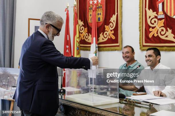 The mayoral candidate Oscar Robles votes during the session of constitution of the City Council of Rascafria. He will be the first and only Vox...