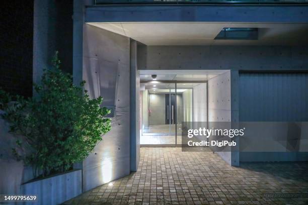 the entrance of a concrete mansion at night - yokohama imagens e fotografias de stock