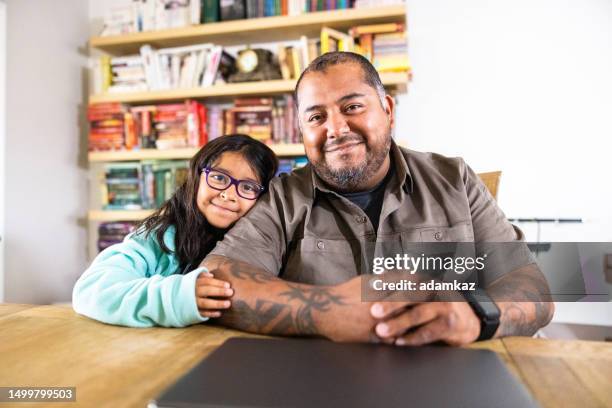 un vétéran hispanique amputé sur un ordinateur portable - vétéran photos et images de collection