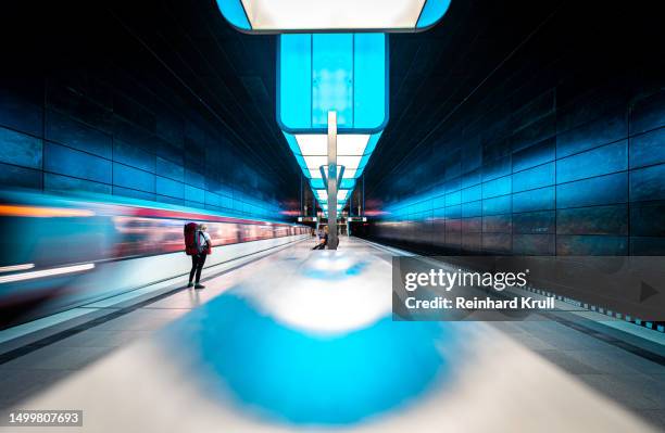 verschwommene bewegung des u-bahn-zuges am u-bahnhof hamburg hafencity - hamburg stock-fotos und bilder