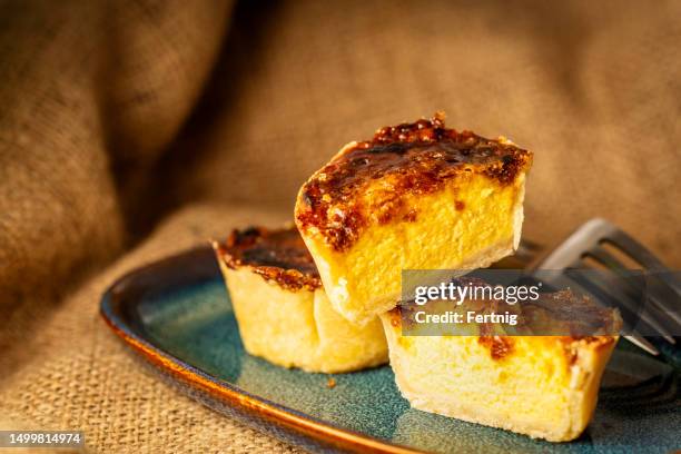 creme brulee tarts - pudim-de-leite imagens e fotografias de stock