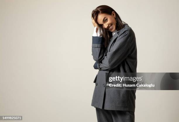 verlegene, übergroße jackenfrau, die erkennt, was sie falsch gemacht hat und lächelt. - schüchtern stock-fotos und bilder