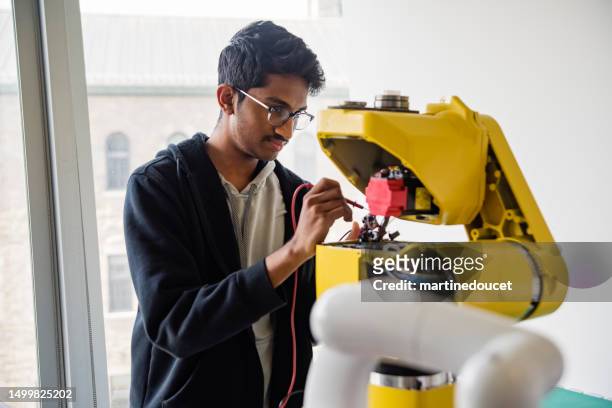 college-student im robotik-klassenzimmer. - indian engineer stock-fotos und bilder