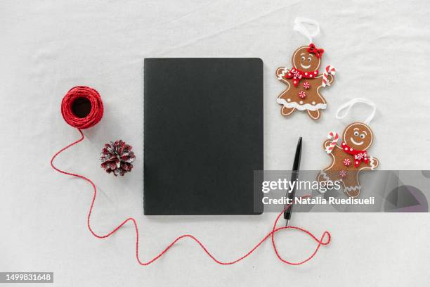 black note book mockup with christmas gingerbread decoration - black craft paper stock pictures, royalty-free photos & images