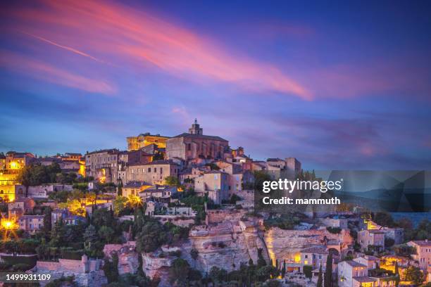 altstadt von gordes in der provence, frankreich in der dämmerung - provence stock-fotos und bilder