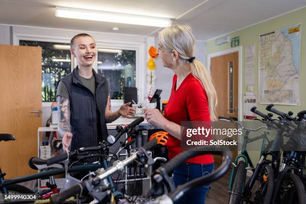 explaining the features of the bike - hire bikes stock pictures, royalty-free photos & images