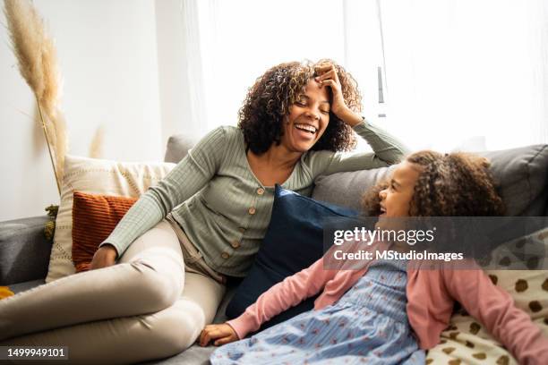 madre e hija en casa hablando - padre e hijas fotografías e imágenes de stock