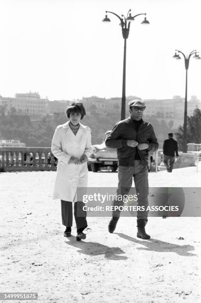 Jean-Louis Trintignant et sa femme Nadine lors du tournage du film 'Safari Diamants' réalisé par Michel Drach à Monte-Carlo le 22 mars 1966, Monaco