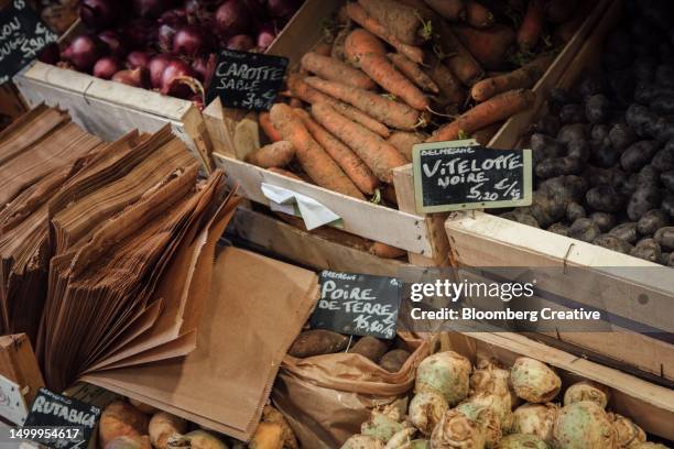 fresh vegetables for sale - kartoffel-wurzelgemüse stock-fotos und bilder