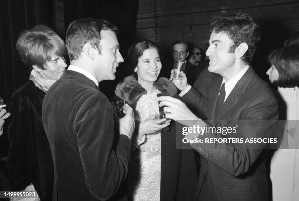 Jean-Louis Trintignant avec sa femme Nadine, Marie-José Nat et Guy Béart lors de la 1ère du chanteur à l'Olympia de Paris le 3 octobre 1967, france