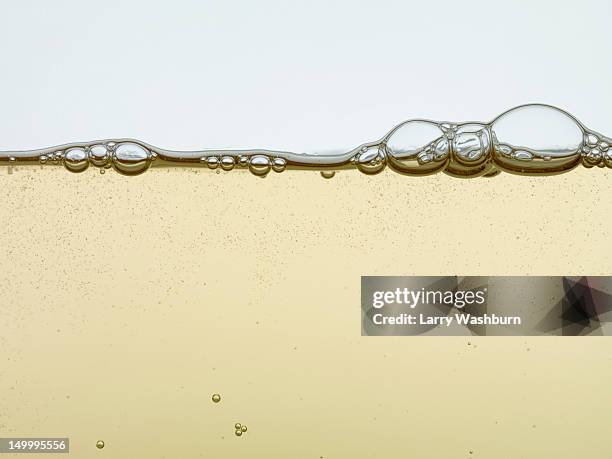 detail of a sparkling drink in a glass - bulles champagne photos et images de collection