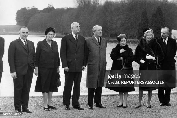 Georges Pompidou, Dorothy Macmillan, Yvonne de Gaulle, Claude Pompidou, Lord Alec Douglas-Home lors d'une rencontre entre le général de Gaulle et le...