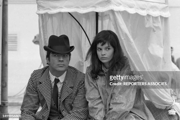 Alan Bates et Geneviève Bujold lors du tournage du film 'Le Roi de Coeur' à Senlis le 21 avril 1966, France