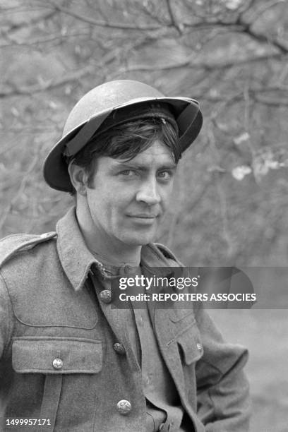 Alan Bates lors du tournage du film 'Le Roi de Coeur' réalisé par Philippe de Broca à Senlis le 21 avril 1966, France