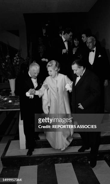 Henri Langlois aide Mary Pickford à descendre les escaliers de la Cinémathèque Française lors d'une soirée en l'honneur de l'actrice canadienne à...
