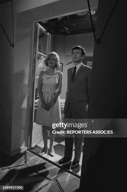 Claude Rich et Maria Machado lors du tournage du film 'Monsieur le président-directeur général' réalisé par Jean Girault à Paris le 11 mai 1966,...