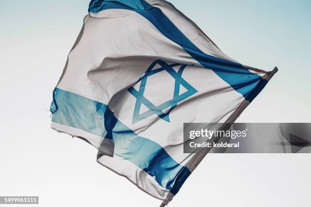 israeli flag flying - davidstern stock-fotos und bilder