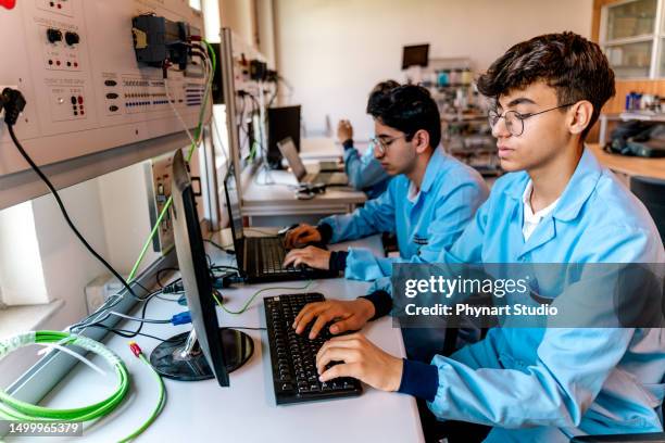 8,307 Students In A Computer Lab Stock Photos, High-Res Pictures, and ...