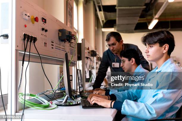8,307 Students In A Computer Lab Stock Photos, High-Res Pictures, and ...