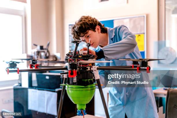 desarrollo de software para el control moderno de drones en el laboratorio de educación vocacional. - advanced manufacturing with robotics fotografías e imágenes de stock
