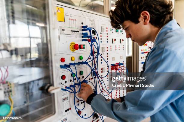 students working on electrical circuit board - it apprentice stock pictures, royalty-free photos & images